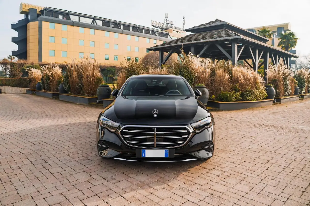 Mercedes Benz E-klasse 220d Premium Plus 2026, vista frontale — Rome Luxury Car Rental, Roma. La Mercedes Benz E-Klasse 220d Premium Plus 2026 è la scelta di chi cerca in un'auto…