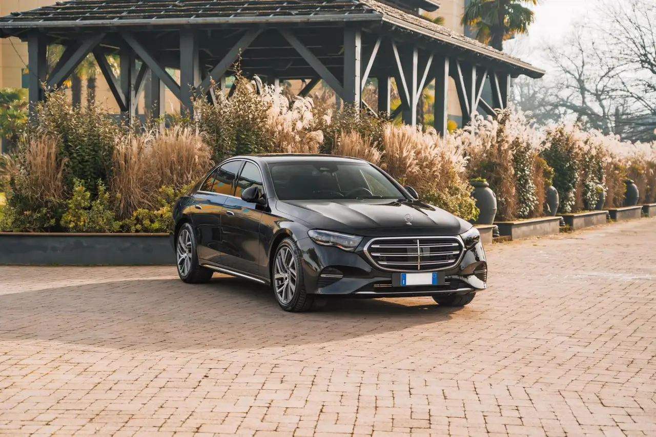 Mercedes Benz E-klasse 220d Premium Plus 2026, vista posteriore — Rome Luxury Car Rental, Roma. La Mercedes Benz E-Klasse 220d Premium Plus 2026 è la scelta di chi cerca in un'auto…