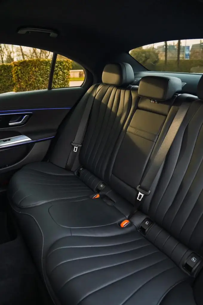 Mercedes Benz E-klasse 220d Premium Plus 2026, interni — Rome Luxury Car Rental, Roma. La Mercedes Benz E-Klasse 220d Premium Plus 2026 è la scelta di chi cerca in un'auto…