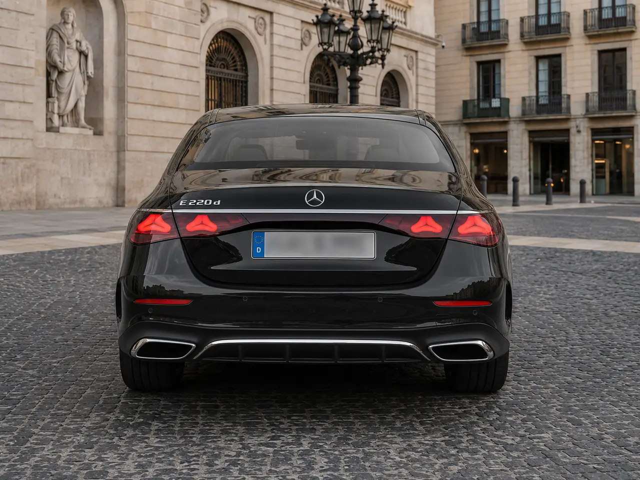 Mercedes Benz E-klasse 220d Premium Plus 2026, vista posteriore — Rome Luxury Car Rental, Roma. La Mercedes Benz E-Klasse 220d Premium Plus 2026 è la scelta di chi cerca in un'auto…