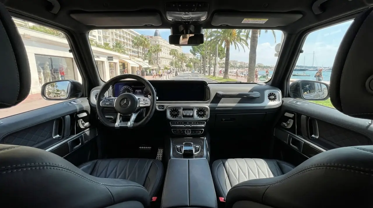 Mercedes Benz G63 2023, interni — Rome Luxury Car Rental, Roma. La Mercedes-Benz G63 del 2023 non passa inosservata: linee squadrate, cofano alto, una…