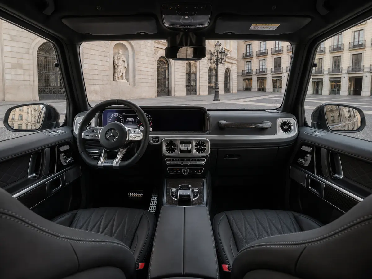 Mercedes Benz G63 2023, vista posteriore — Rome Luxury Car Rental, Roma. La Mercedes-Benz G63 del 2023 non passa inosservata: linee squadrate, cofano alto, una…
