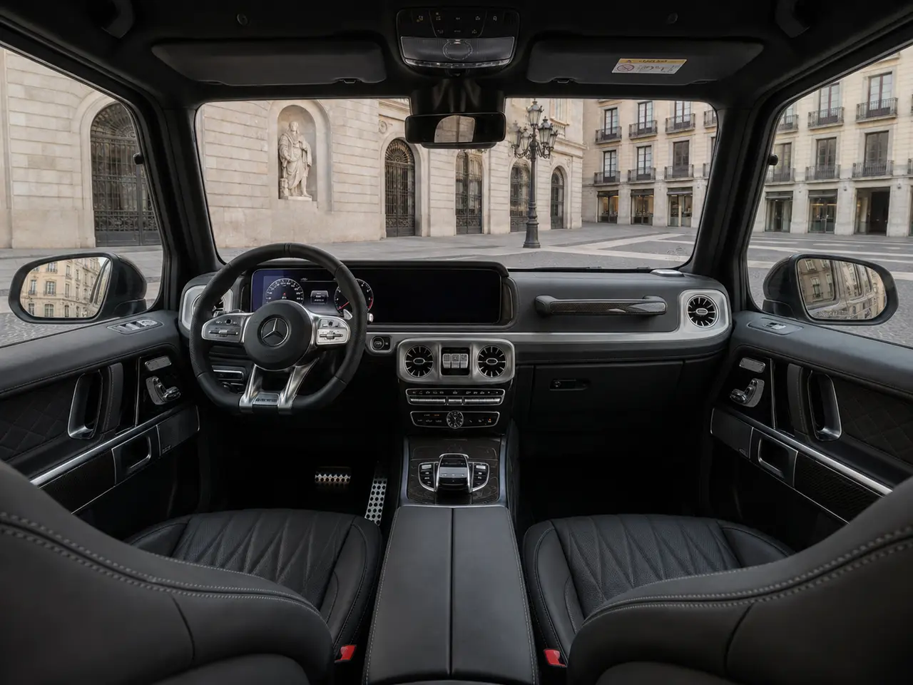 Mercedes Benz G63 2023, vista posteriore — Rome Luxury Car Rental, Roma. La Mercedes-Benz G63 del 2023 non passa inosservata: linee squadrate, cofano alto, una…