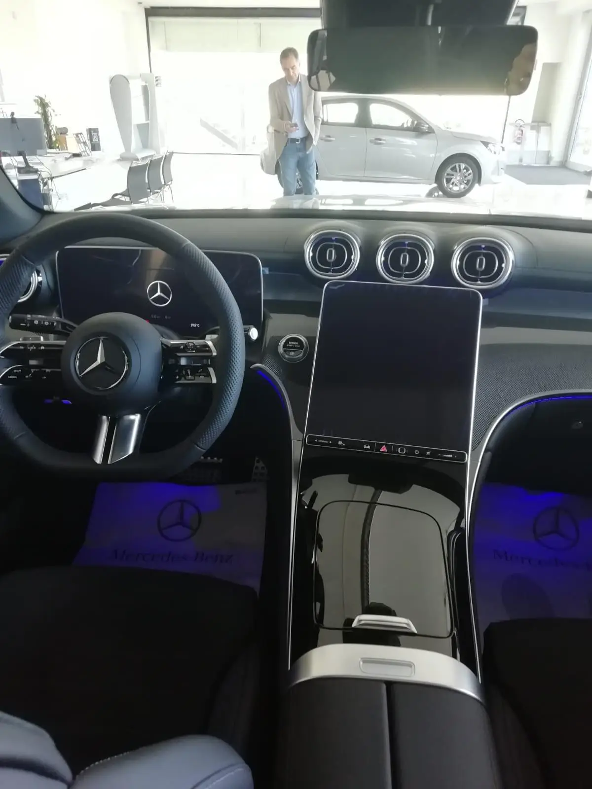 Mercedes Benz GLC 2025, esterno — Rome Luxury Car Rental, Roma. La Mercedes-Benz GLC 2025 è un SUV pensato per chi cerca comodità reale senza rinunciare…