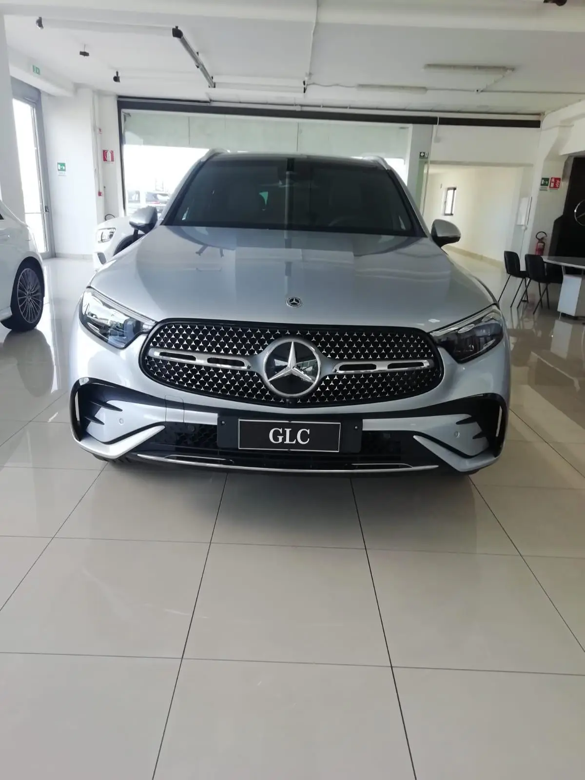 Mercedes Benz GLC 2025, vista frontale — Rome Luxury Car Rental, Roma. La Mercedes-Benz GLC 2025 è un SUV pensato per chi cerca comodità reale senza rinunciare…