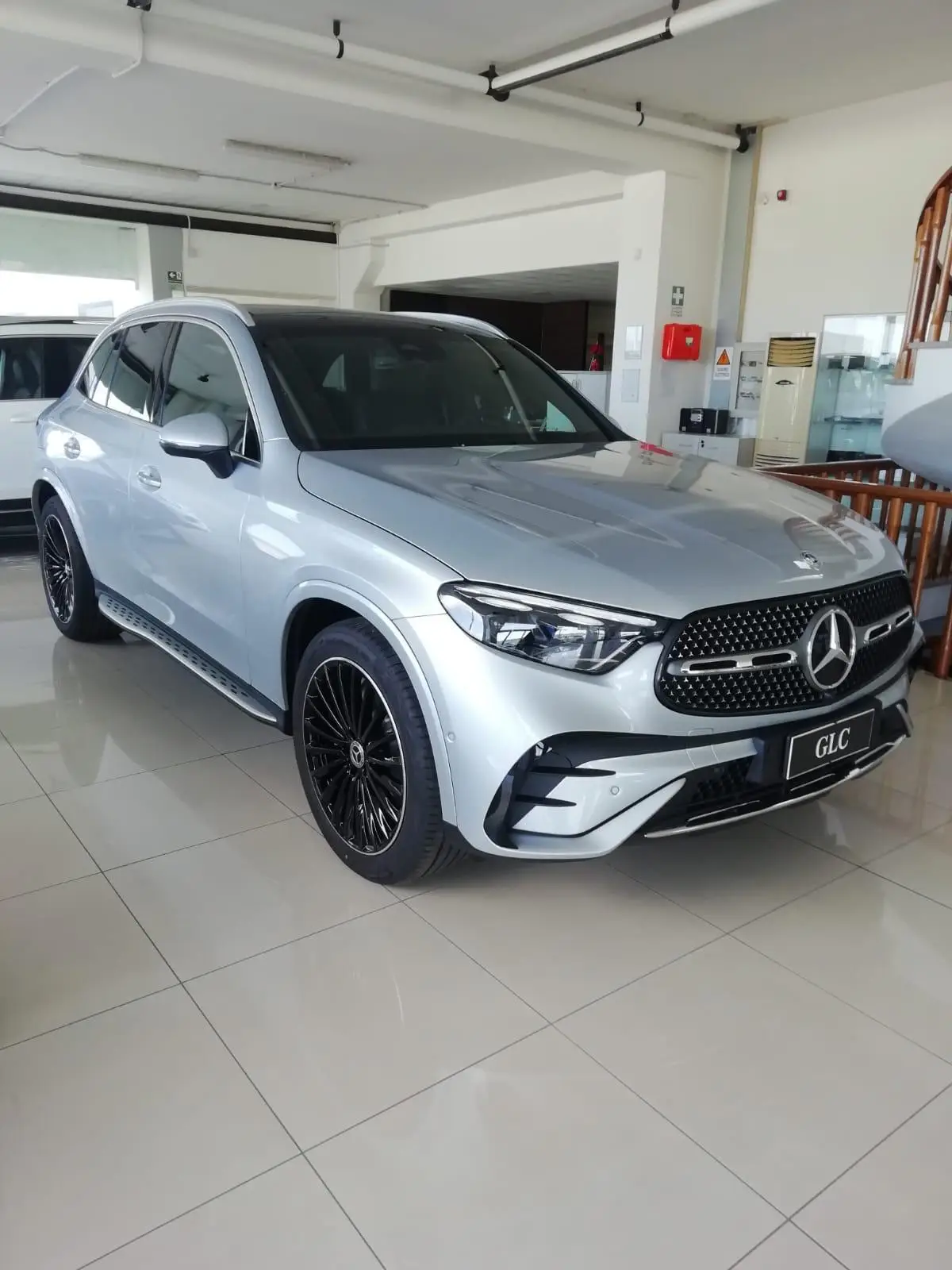 Mercedes Benz GLC 2025, vista posteriore — Rome Luxury Car Rental, Roma. La Mercedes-Benz GLC 2025 è un SUV pensato per chi cerca comodità reale senza rinunciare…