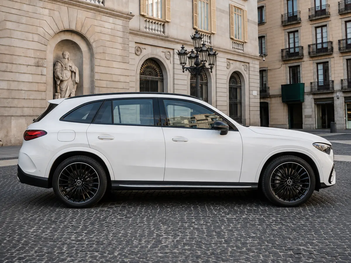 Mercedes Benz GLC 2025, vista frontale — Rome Luxury Car Rental, Roma. La Mercedes-Benz GLC 2025 è un SUV pensato per chi cerca comodità reale senza rinunciare…