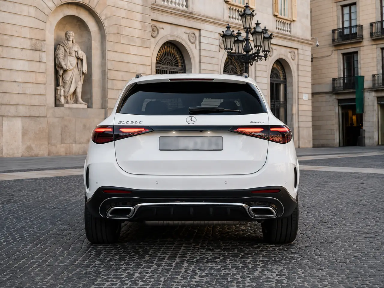 Mercedes Benz GLC 2025, vista posteriore — Rome Luxury Car Rental, Roma. La Mercedes-Benz GLC 2025 è un SUV pensato per chi cerca comodità reale senza rinunciare…