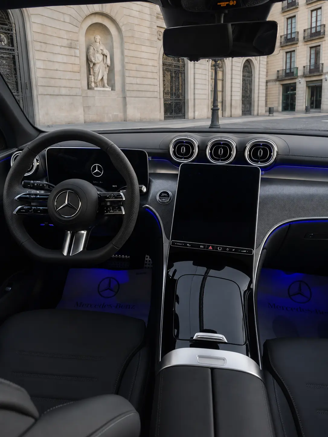 Mercedes Benz GLC 2025, interni — Rome Luxury Car Rental, Roma. La Mercedes-Benz GLC 2025 è un SUV pensato per chi cerca comodità reale senza rinunciare…