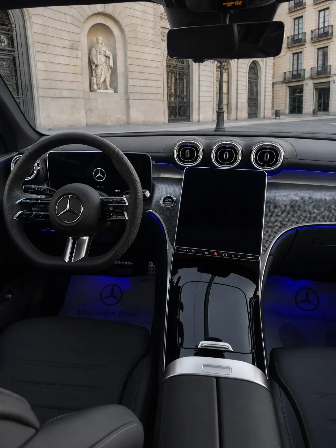 Mercedes Benz GLC 2025, interni — Rome Luxury Car Rental, Roma. La Mercedes-Benz GLC 2025 è un SUV pensato per chi cerca comodità reale senza rinunciare…