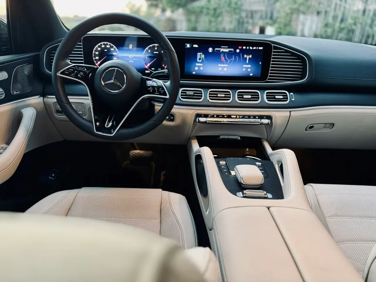 Mercedes Benz GLE 450 AMG 2024, esterno — Rome Luxury Car Rental, Roma. Il Mercedes Benz GLE 450 AMG 2024 è un SUV che unisce la sportività tipica della sigla…