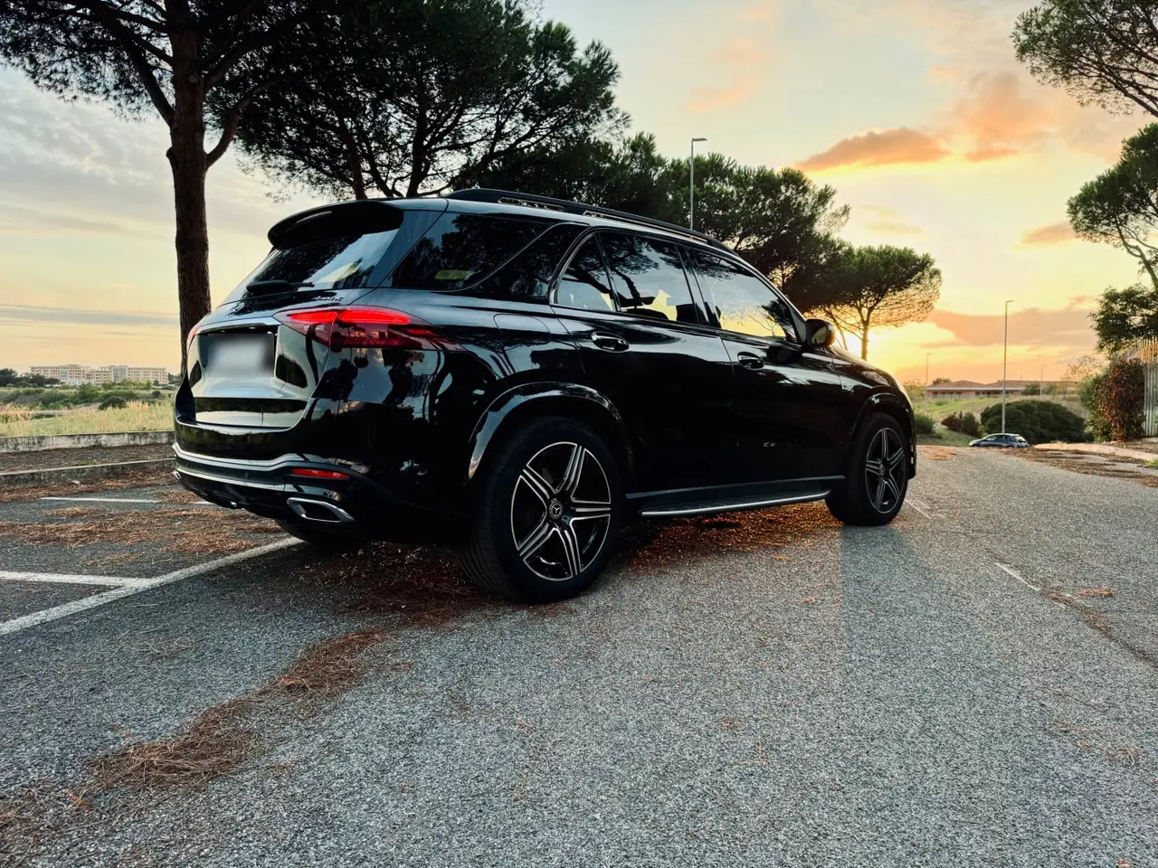 Mercedes Benz GLE 450 AMG 2024, vista frontale — Rome Luxury Car Rental, Roma. Il Mercedes Benz GLE 450 AMG 2024 è un SUV che unisce la sportività tipica della sigla…
