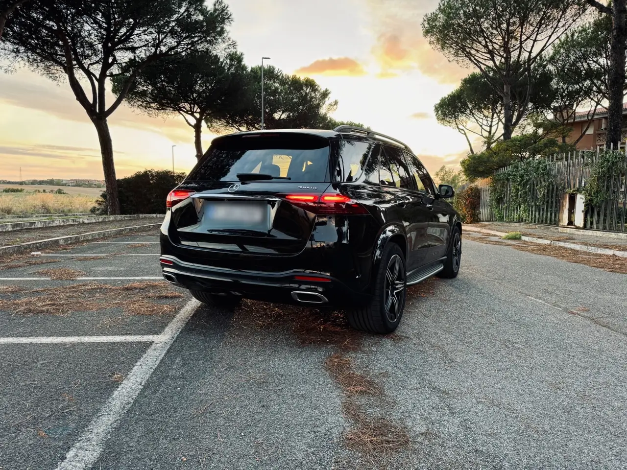 Mercedes Benz GLE 450 AMG 2024, vista posteriore — Rome Luxury Car Rental, Roma. Il Mercedes Benz GLE 450 AMG 2024 è un SUV che unisce la sportività tipica della sigla…