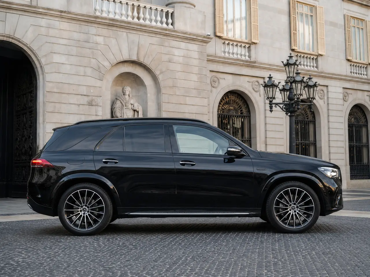 Mercedes Benz GLE 450 AMG 2024, vista frontale — Rome Luxury Car Rental, Roma. Il Mercedes Benz GLE 450 AMG 2024 è un SUV che unisce la sportività tipica della sigla…
