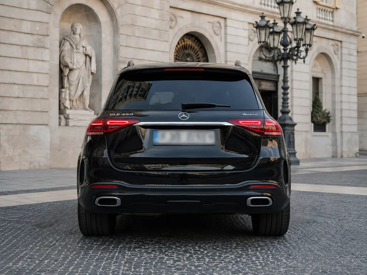 Mercedes Benz GLE 450 AMG 2024, vista posteriore — Rome Luxury Car Rental, Roma. Il Mercedes Benz GLE 450 AMG 2024 è un SUV che unisce la sportività tipica della sigla…