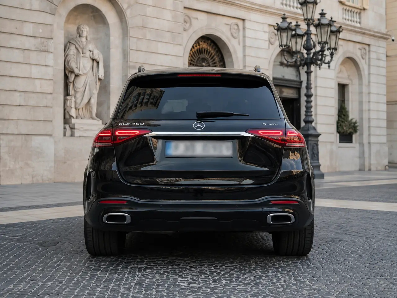 Mercedes Benz GLE 450 AMG 2024, vista posteriore — Rome Luxury Car Rental, Roma. Il Mercedes Benz GLE 450 AMG 2024 è un SUV che unisce la sportività tipica della sigla…