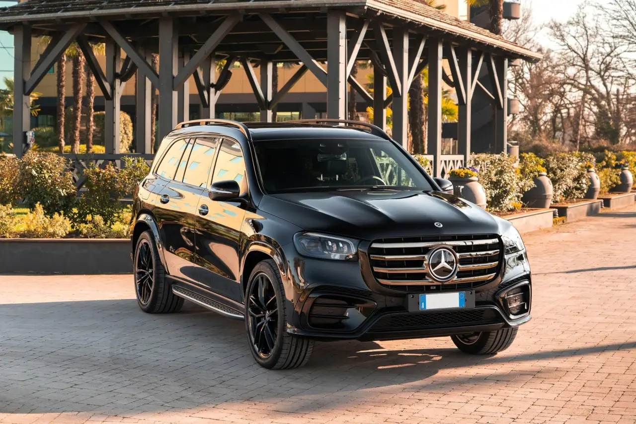 Mercedes Benz GLS-klasse 350 D Exclusive 7 Posti 2025, front view — Rome Luxury Car Rental, Rome. The Mercedes-Benz GLS 350d Exclusive brings a different kind of presence to the fleet: a…