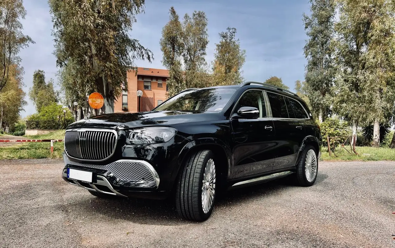Mercedes Benz GLS Maybach 2022, esterno — Rome Luxury Car Rental, Roma. Il Mercedes-Benz GLS Maybach 2022 porta le proporzioni di un SUV di grande formato dentro…