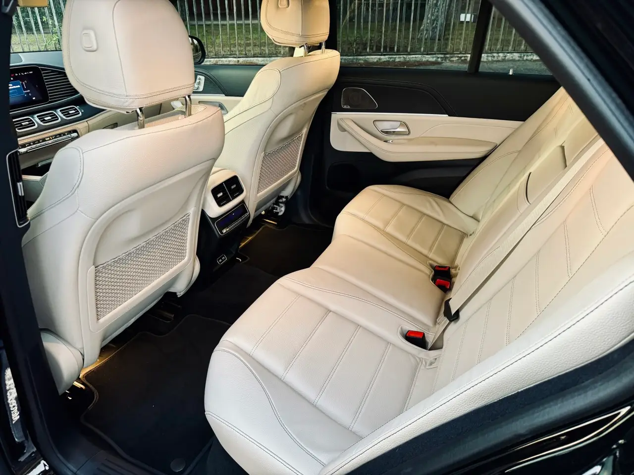 Mercedes Benz GLS Maybach 2022, vista frontale — Rome Luxury Car Rental, Roma. Il Mercedes-Benz GLS Maybach 2022 porta le proporzioni di un SUV di grande formato dentro…