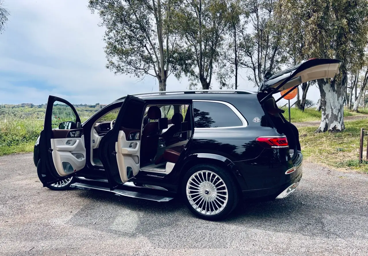 Mercedes Benz GLS Maybach 2022, vista posteriore — Rome Luxury Car Rental, Roma. Il Mercedes-Benz GLS Maybach 2022 porta le proporzioni di un SUV di grande formato dentro…