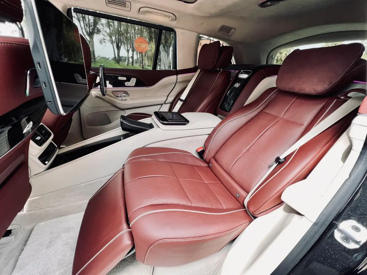 Mercedes Benz GLS Maybach 2022, interni — Rome Luxury Car Rental, Roma. Il Mercedes-Benz GLS Maybach 2022 porta le proporzioni di un SUV di grande formato dentro…