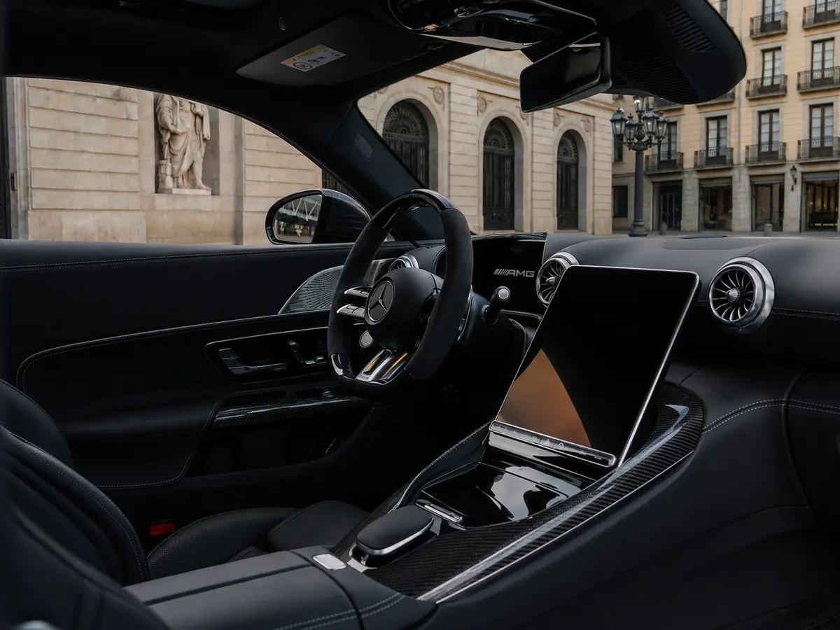 Mercedes Benz GT63 AMG Coupe 2024, interni — Rome Luxury Car Rental, Roma. La Mercedes-Benz GT63 AMG Coupé 2024 è una gran turismo a due posti pensata per chi cerca…