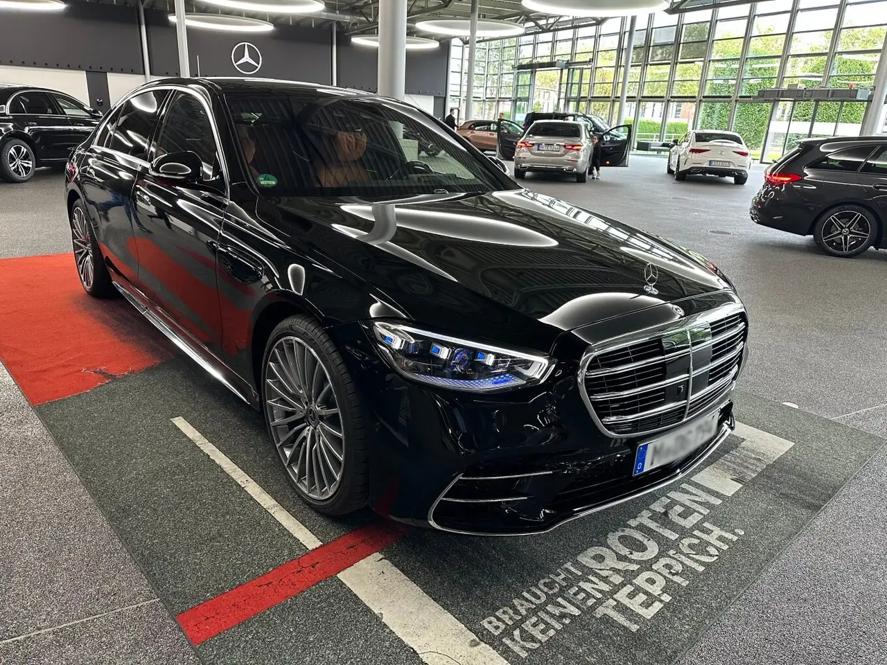 Mercedes Benz S-klasse S400 Long 4-Matic 2023, vista frontale — Rome Luxury Car Rental, Roma. La Mercedes-Benz S-Klasse S400 Long 4-Matic è l'auto giusta per chi cerca la berlina…