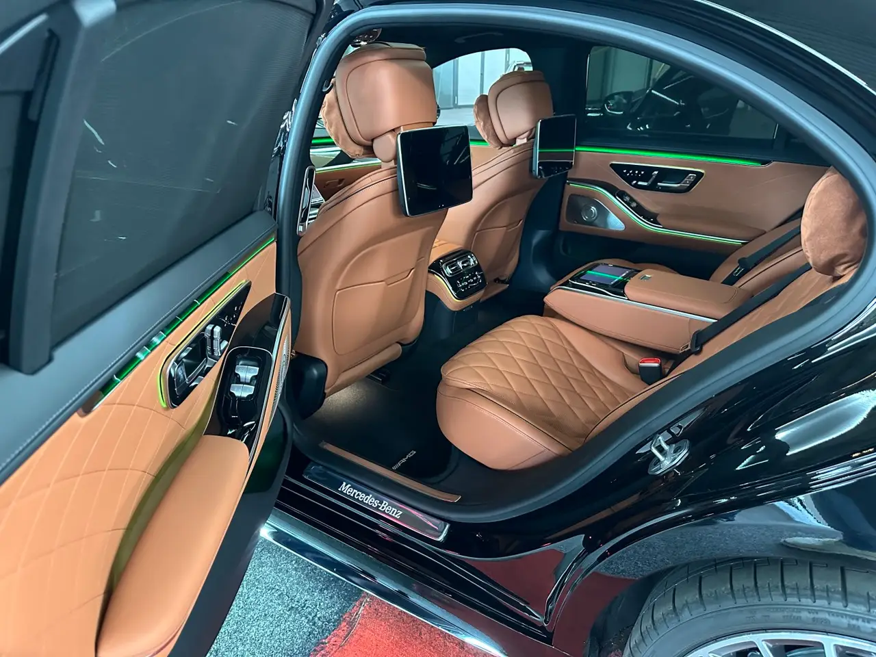Mercedes Benz S-klasse S400 Long 4-Matic 2023, vista posteriore — Rome Luxury Car Rental, Roma. La Mercedes-Benz S-Klasse S400 Long 4-Matic è l'auto giusta per chi cerca la berlina…