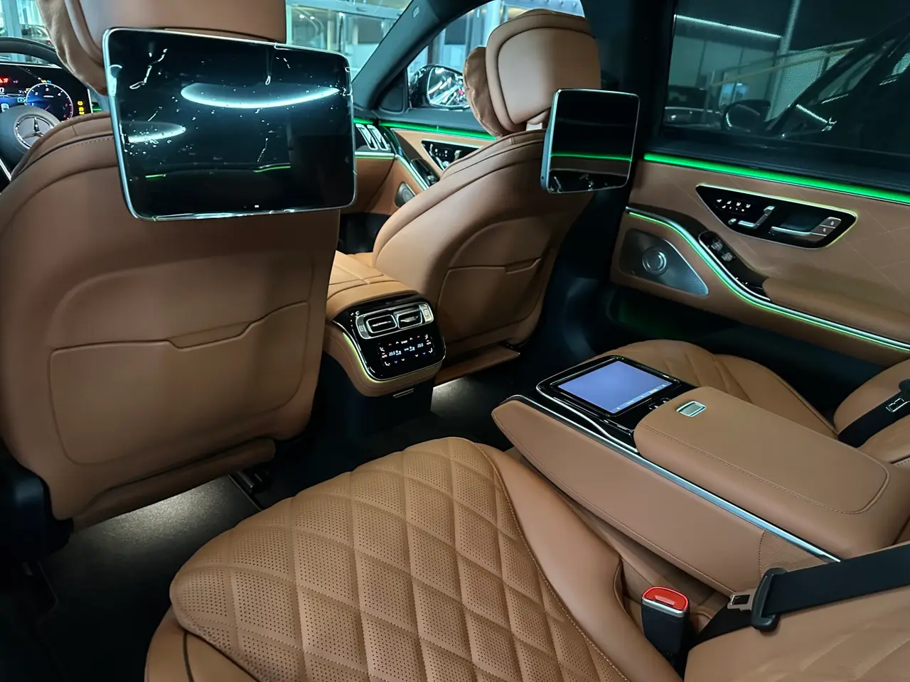Mercedes Benz S-klasse S400 Long 4-Matic 2023, interni — Rome Luxury Car Rental, Roma. La Mercedes-Benz S-Klasse S400 Long 4-Matic è l'auto giusta per chi cerca la berlina…