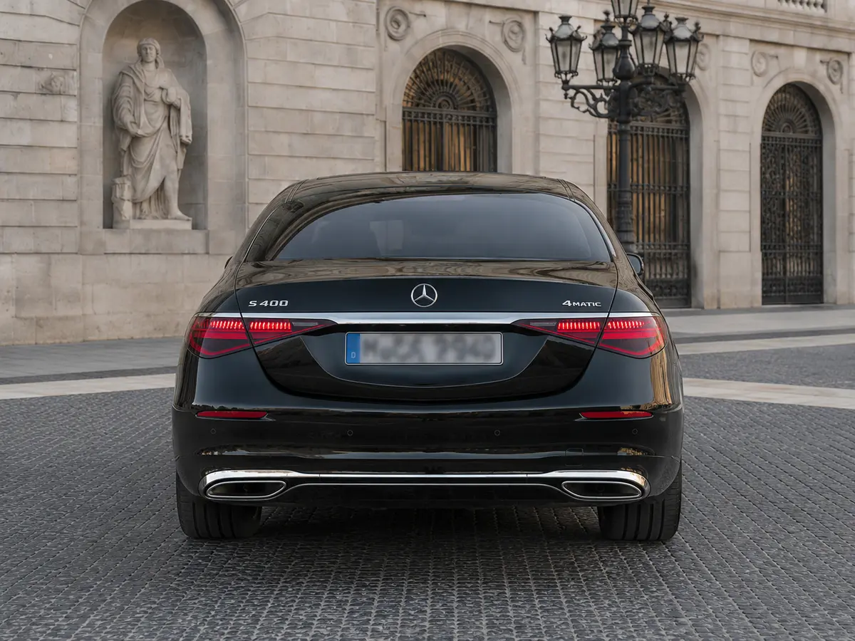 Mercedes Benz S-klasse S400 Long 4-Matic 2023, вид сзади — Rome Luxury Car Rental, Рим. Mercedes-Benz S-Klasse S400 Long 4-Matic 2023 года — это версия с увеличенной базой, где…