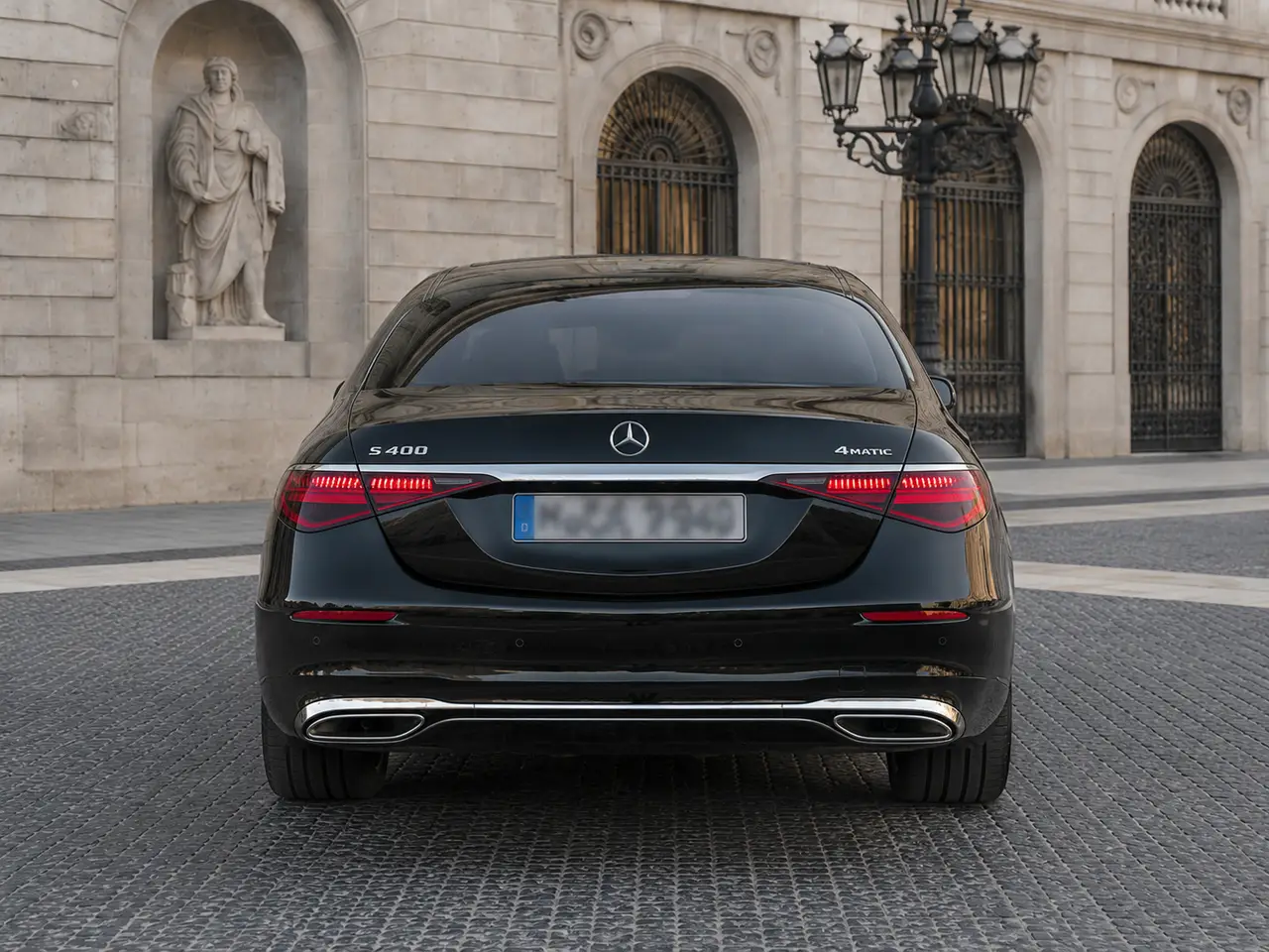 Mercedes Benz S-klasse S400 Long 4-Matic 2023, вид сзади — Rome Luxury Car Rental, Рим. Mercedes-Benz S-Klasse S400 Long 4-Matic 2023 года — это версия с увеличенной базой, где…