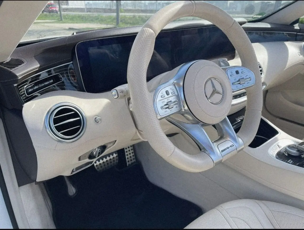 Mercedes Benz S560 Cabrio 2021, esterno — Rome Luxury Car Rental, Roma. La Mercedes-Benz S560 Cabrio del 2021 unisce la struttura di un'ammiraglia alla libertà…