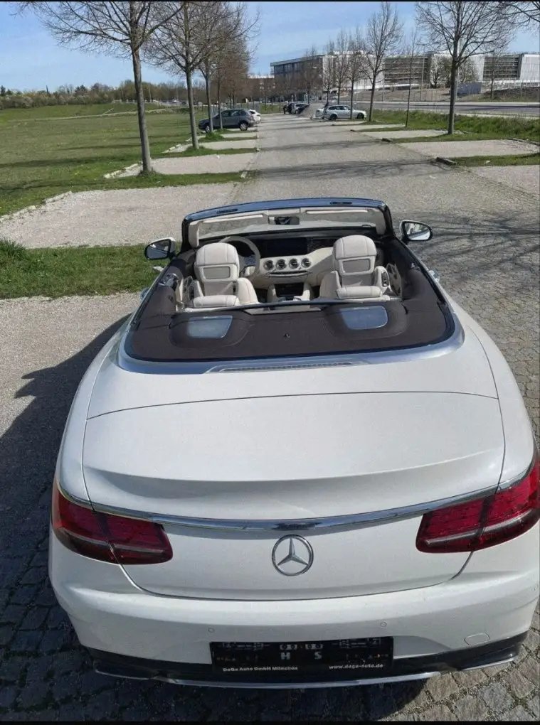 Mercedes Benz S560 Cabrio 2021, vista frontale — Rome Luxury Car Rental, Roma. La Mercedes-Benz S560 Cabrio del 2021 unisce la struttura di un'ammiraglia alla libertà…