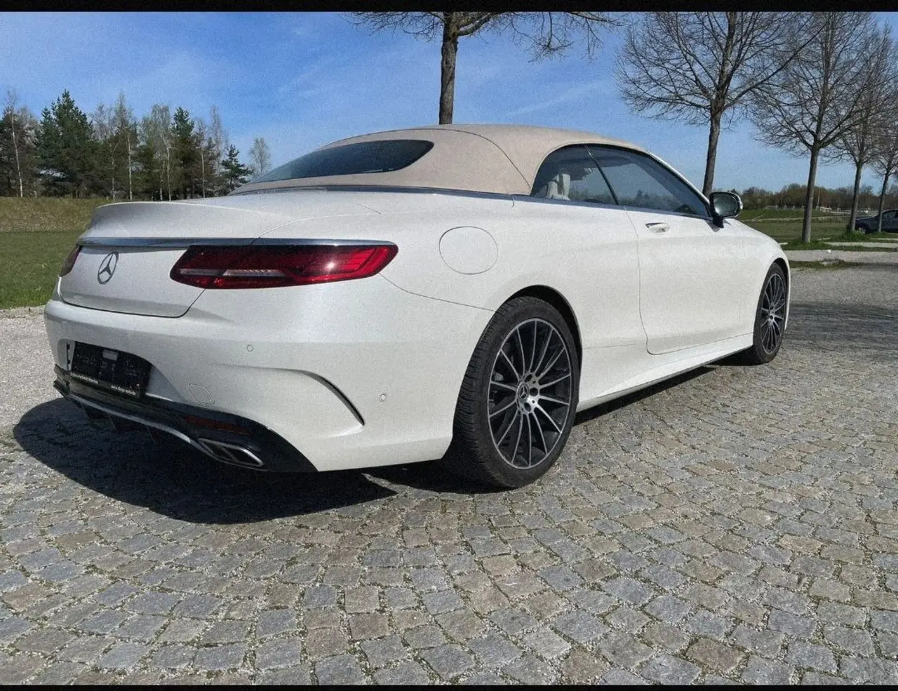 Mercedes Benz S560 Cabrio 2021, vista posteriore — Rome Luxury Car Rental, Roma. La Mercedes-Benz S560 Cabrio del 2021 unisce la struttura di un'ammiraglia alla libertà…
