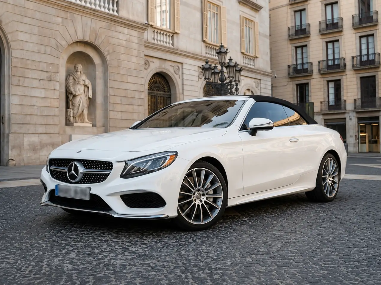 Mercedes Benz S560 Cabrio 2021 — Rome Luxury Car Rental, Roma. La Mercedes-Benz S560 Cabrio del 2021 unisce la struttura di un'ammiraglia alla libertà…