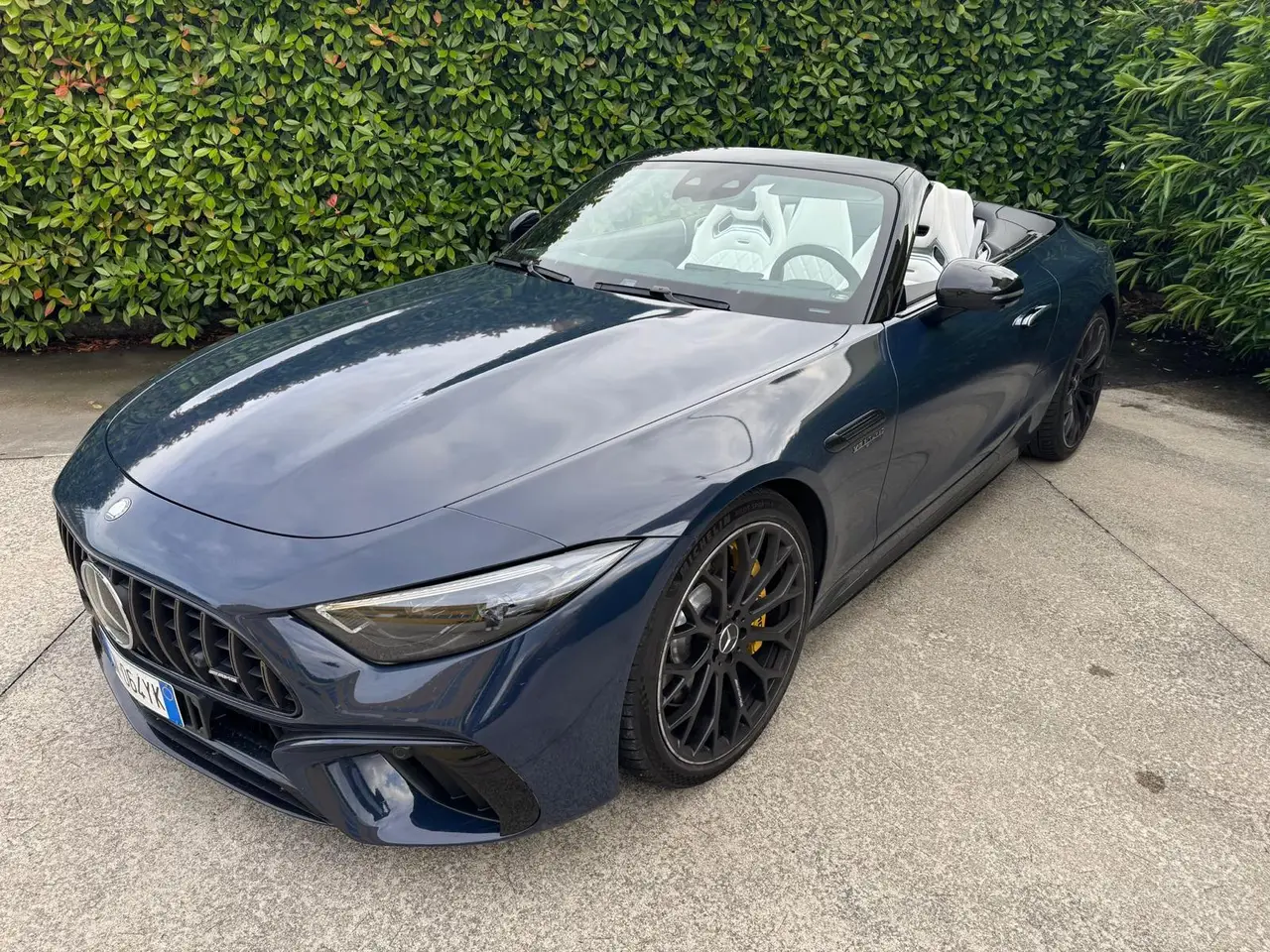 Mercedes Benz SL 63 AMG 2025, vista frontale — Rome Luxury Car Rental, Roma. La Mercedes-Benz SL 63 AMG 2025 racchiude in una carrozzeria cabriolet la doppia natura…