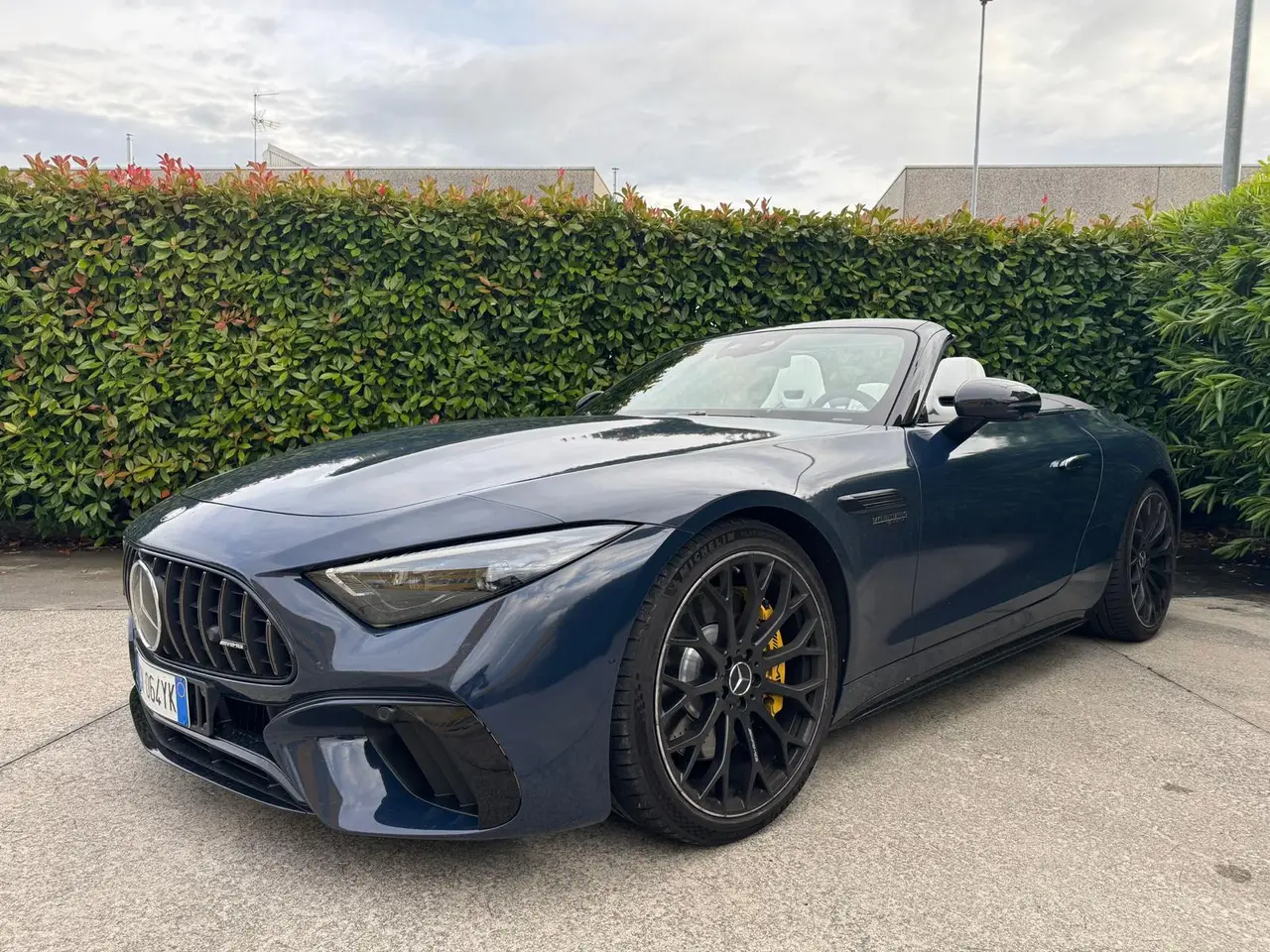 Mercedes Benz SL 63 AMG 2025, vista posteriore — Rome Luxury Car Rental, Roma. La Mercedes-Benz SL 63 AMG 2025 racchiude in una carrozzeria cabriolet la doppia natura…