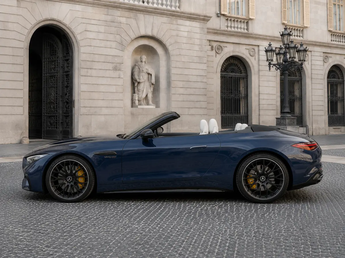 Mercedes Benz SL 63 AMG 2025, esterno — Rome Luxury Car Rental, Roma. La Mercedes-Benz SL 63 AMG 2025 racchiude in una carrozzeria cabriolet la doppia natura…