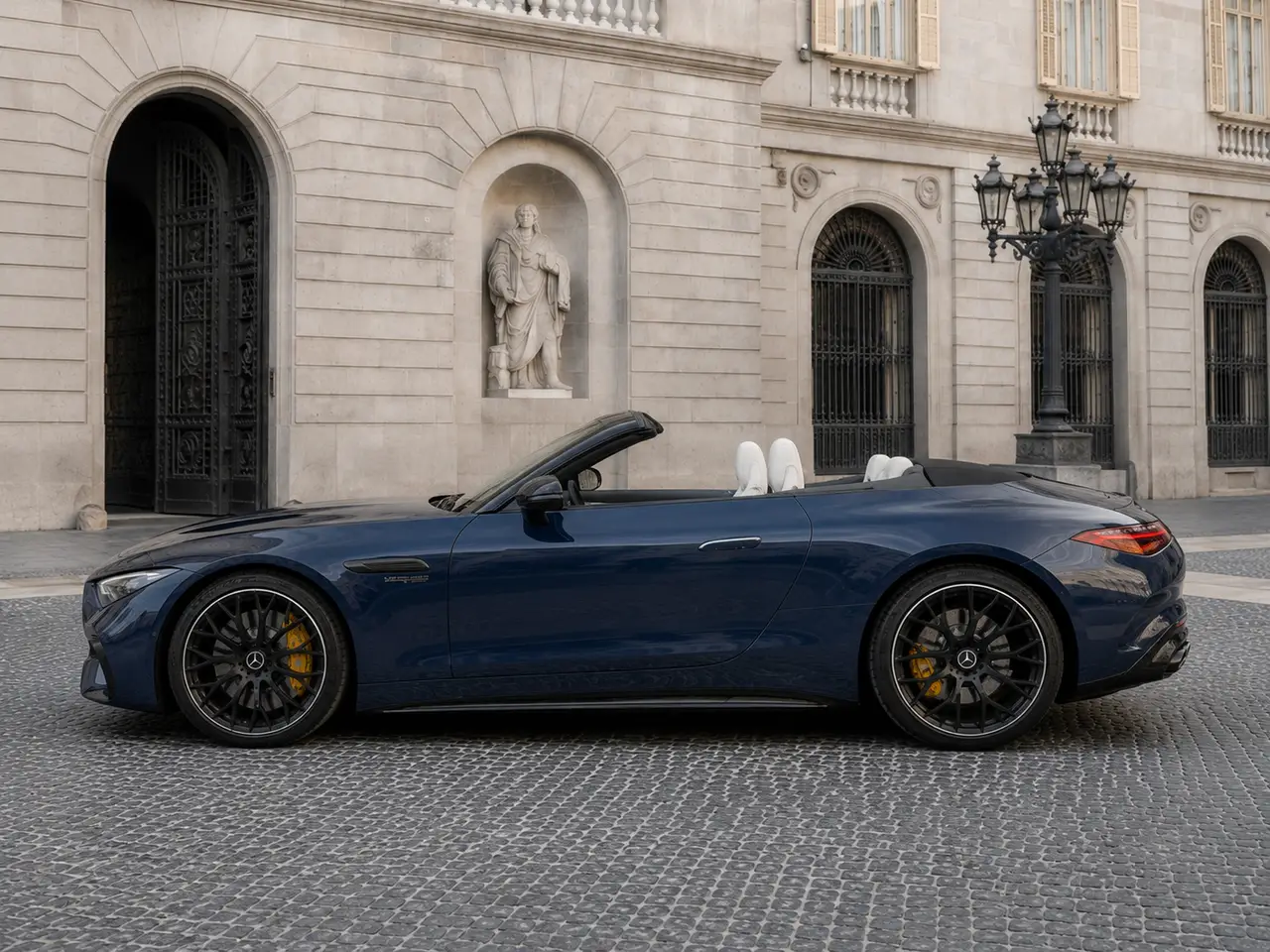 Mercedes Benz SL 63 AMG 2025, esterno — Rome Luxury Car Rental, Roma. La Mercedes-Benz SL 63 AMG 2025 racchiude in una carrozzeria cabriolet la doppia natura…