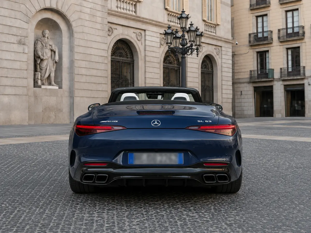 Mercedes Benz SL 63 AMG 2025, vista posteriore — Rome Luxury Car Rental, Roma. La Mercedes-Benz SL 63 AMG 2025 racchiude in una carrozzeria cabriolet la doppia natura…