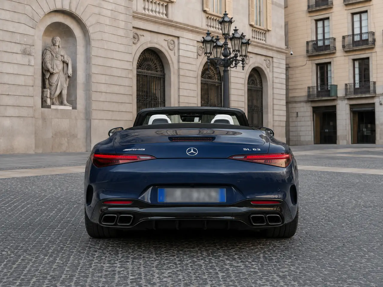 Mercedes Benz SL 63 AMG 2025, vista posteriore — Rome Luxury Car Rental, Roma. La Mercedes-Benz SL 63 AMG 2025 racchiude in una carrozzeria cabriolet la doppia natura…