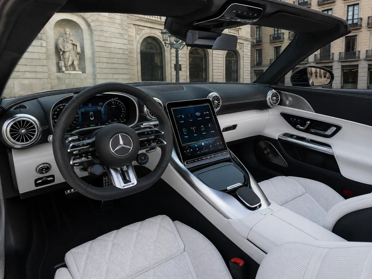 Mercedes Benz SL 63 AMG 2025, interni — Rome Luxury Car Rental, Roma. La Mercedes-Benz SL 63 AMG 2025 racchiude in una carrozzeria cabriolet la doppia natura…