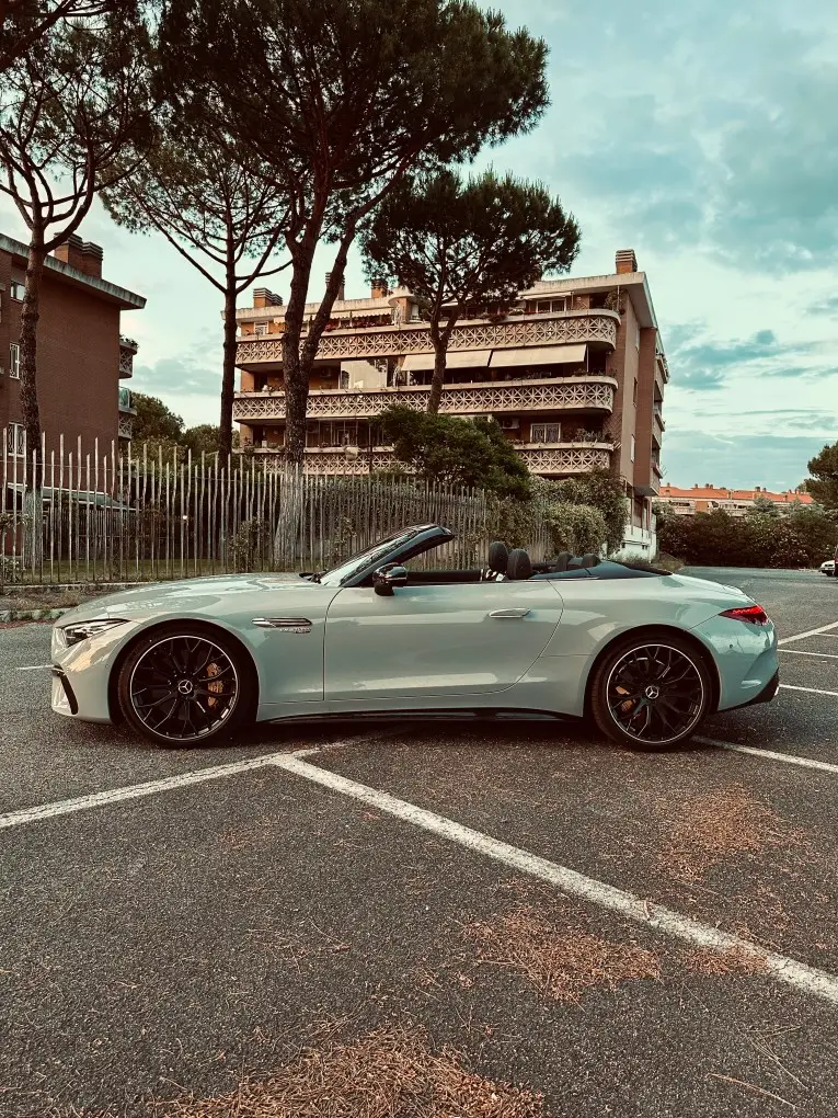 Mercedes Benz SL63 Cabrio 2023, внешний вид — Rome Luxury Car Rental, Рим. Mercedes Benz SL63 Cabrio 2023 года — это гран-туризмо с открытым верхом и мотором на 585…