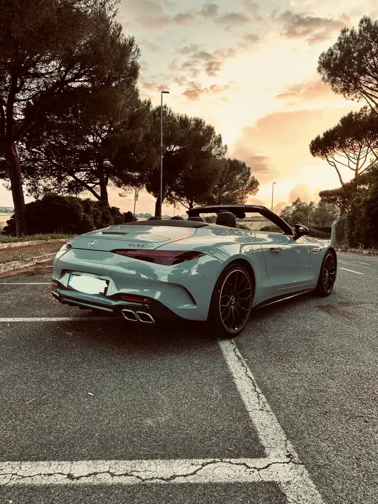Mercedes Benz SL63 Cabrio 2023, вид сзади — Rome Luxury Car Rental, Рим. Mercedes Benz SL63 Cabrio 2023 года — это гран-туризмо с открытым верхом и мотором на 585…
