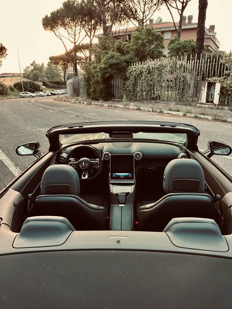 Mercedes Benz SL63 Cabrio 2023, салон — Rome Luxury Car Rental, Рим. Mercedes Benz SL63 Cabrio 2023 года — это гран-туризмо с открытым верхом и мотором на 585…
