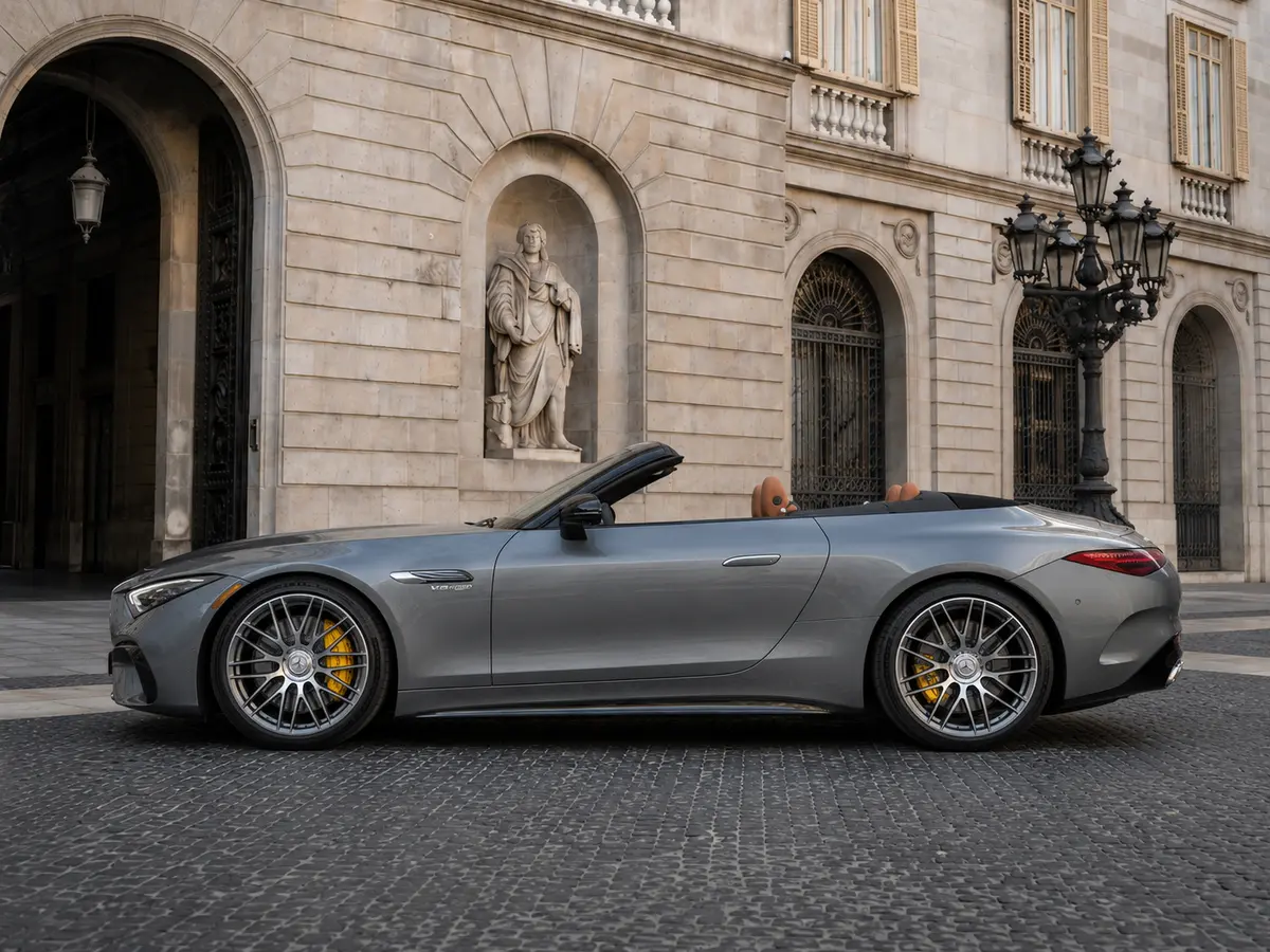 Mercedes Benz SL63 Cabrio 2023, exterior — Rome Luxury Car Rental, Roma. El Mercedes Benz SL63 Cabrio de 2023 combina la potencia de un motor de 585 CV con la…