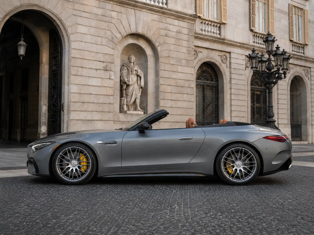 Mercedes Benz SL63 Cabrio 2023, exterior — Rome Luxury Car Rental, Roma. El Mercedes Benz SL63 Cabrio de 2023 combina la potencia de un motor de 585 CV con la…