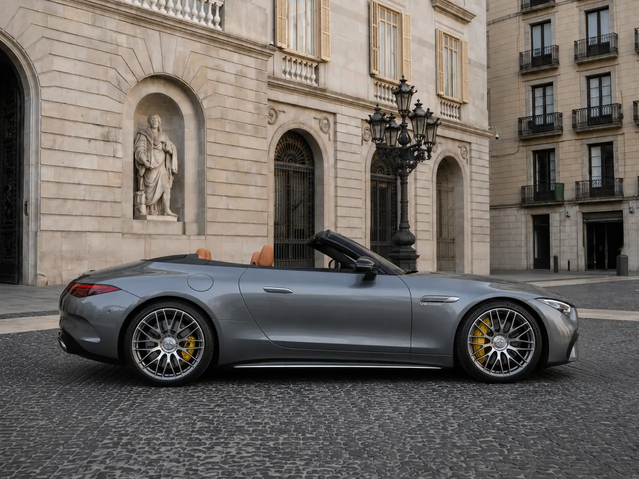 Mercedes Benz SL63 Cabrio 2023, vista frontal — Rome Luxury Car Rental, Roma. El Mercedes Benz SL63 Cabrio de 2023 combina la potencia de un motor de 585 CV con la…