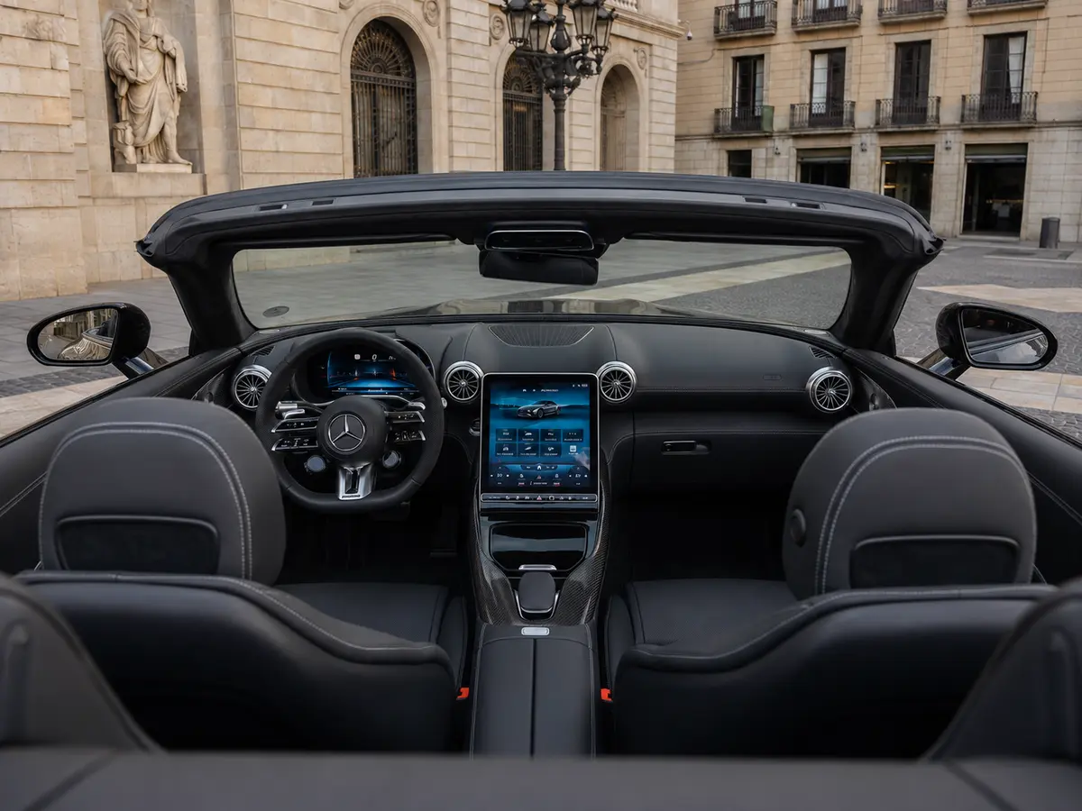 Mercedes Benz SL63 Cabrio 2023, interior — Rome Luxury Car Rental, Roma. El Mercedes Benz SL63 Cabrio de 2023 combina la potencia de un motor de 585 CV con la…