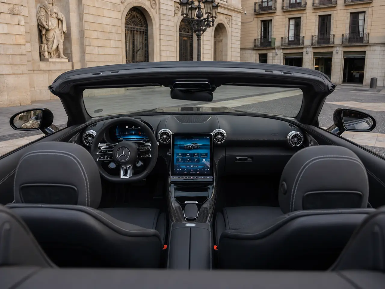 Mercedes Benz SL63 Cabrio 2023, interior — Rome Luxury Car Rental, Roma. El Mercedes Benz SL63 Cabrio de 2023 combina la potencia de un motor de 585 CV con la…